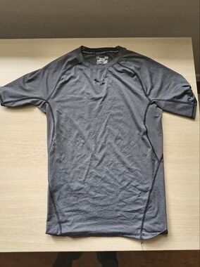 Under Armour Men's Short Sleeve Athletic Tee in Dark Gray Compression Shirt Nice
